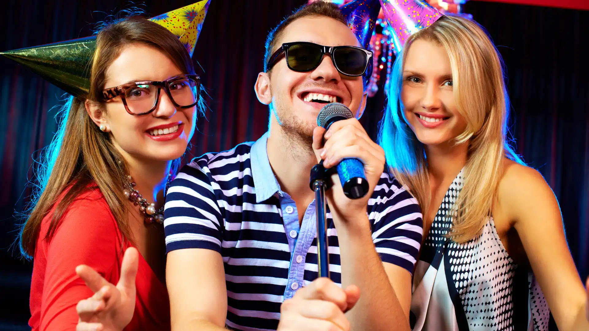Personnes qui chantent du Karaoké au micro