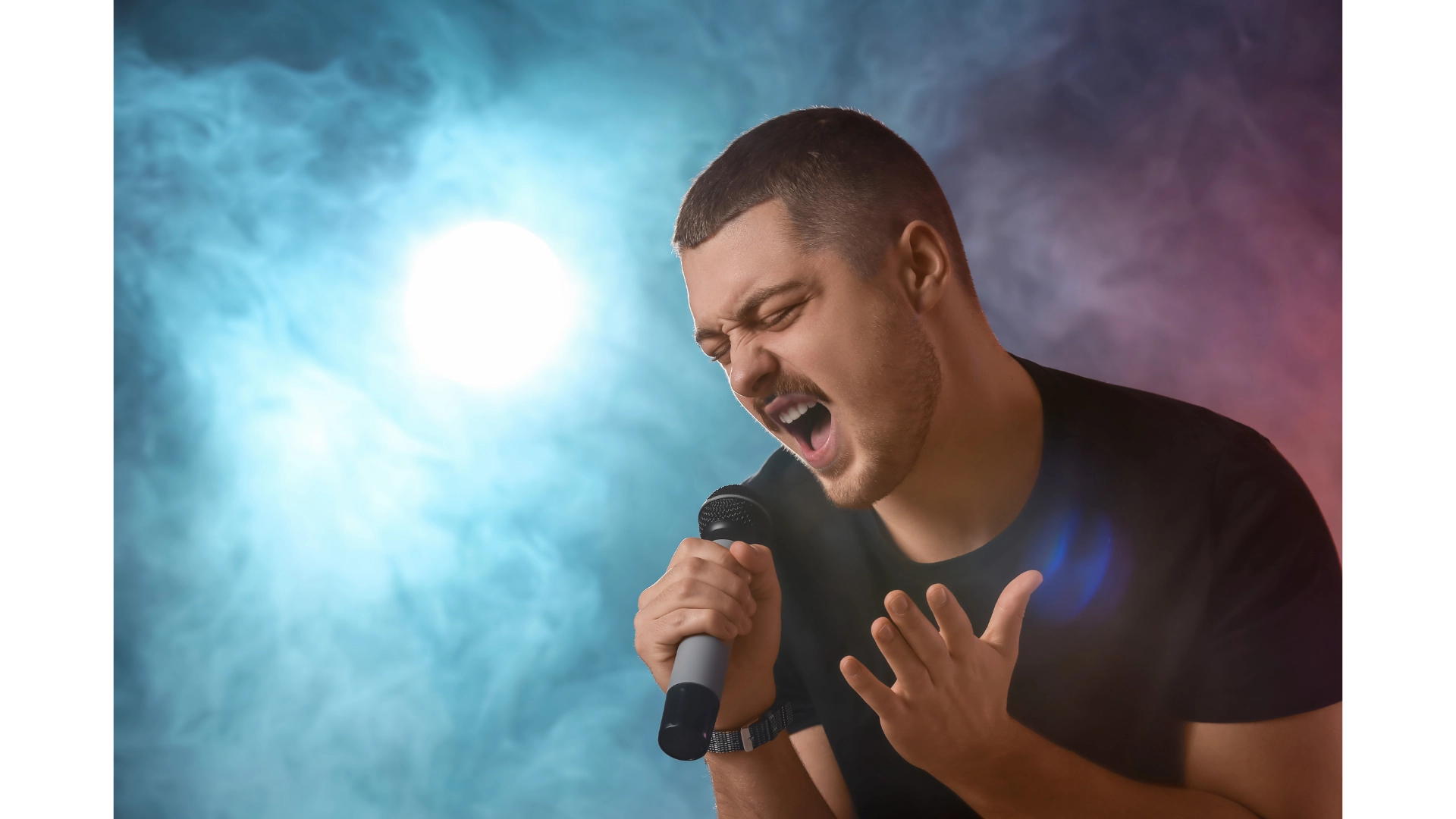 Un homme qui chante du Karaoke dans un micro